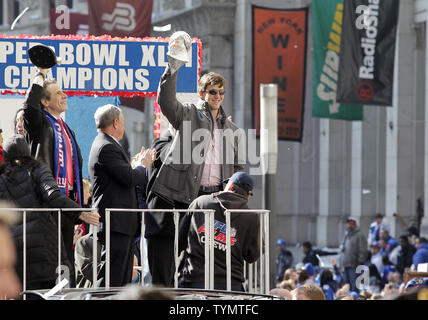 New York Gouverneur Andrew Cuomo, Bürgermeister Michael Bloomberg und die New York Giants Eli Manning reagieren mit dem Vince Lombardi Trophäe als der Schwimmer den Weg hinunter in die Schlucht der Helden für die Riesen Sieg ticker tape Parade 2 Tage nach New York Giants besiegten die New England Patriots im Super Bowl XLVI in New York City am 7. Februar 2012. UPI/John angelillo Stockfoto