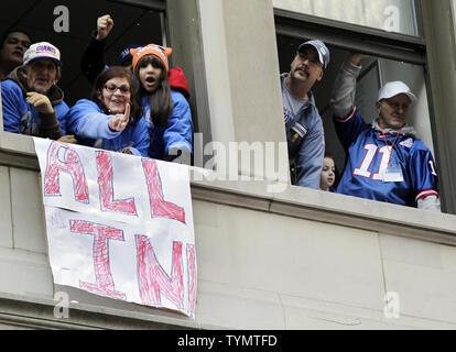 Fans reagieren und Schilder halten als Schwimmer die New York Giants Fahrten nach Durchführung der Schlucht des Helden für die Riesen Sieg ticker tape Parade 2 Tage nach New York Giants besiegten die New England Patriots im Super Bowl XLVI in New York City am 7. Februar 2012. UPI/John angelillo Stockfoto