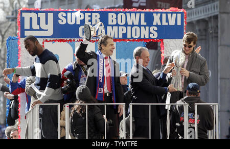 New York Giants Justin Tuck, Gouverneur von New York Andrew Cuomo, Bürgermeister Michael Bloomberg und Eli Manning reagieren mit dem Vince Lombardi Trophäe als der Schwimmer den Weg hinunter in die Schlucht der Helden für die Riesen Sieg ticker tape Parade 2 Tage nach New York Giants besiegten die New England Patriots im Super Bowl XLVI in New York City am 7. Februar 2012. UPI/John angelillo Stockfoto