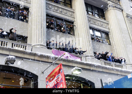 Fans reagieren und Schilder halten als Schwimmer die New York Giants Fahrten nach Durchführung der Schlucht des Helden für die Riesen Sieg ticker tape Parade 2 Tage nach New York Giants besiegten die New England Patriots im Super Bowl XLVI in New York City am 7. Februar 2012. UPI/John angelillo Stockfoto