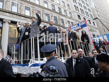 New York Giants Eli Manning, Steve Tisch und Bürgermeister Michael Bloomberg reagieren, wenn der Schwimmer den Weg hinunter in die Schlucht der Helden für die Riesen Sieg ticker tape Parade 2 Tage nach New York Giants besiegten die New England Patriots im Super Bowl XLVI in New York City am 7. Februar 2012. UPI/John angelillo Stockfoto