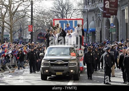 Fans reagieren und Schilder halten als Schwimmer die New York Giants Fahrten nach Durchführung der Schlucht des Helden für die Riesen Sieg ticker tape Parade 2 Tage nach New York Giants besiegten die New England Patriots im Super Bowl XLVI in New York City am 7. Februar 2012. UPI/John angelillo Stockfoto
