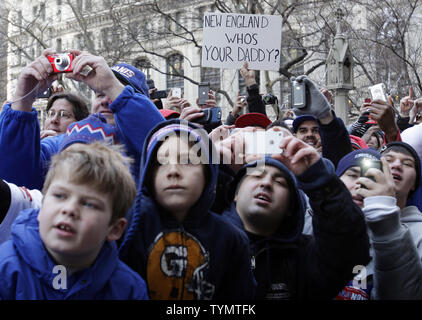 Fans reagieren und Schilder halten als Schwimmer die New York Giants Fahrten nach Durchführung der Schlucht des Helden für die Riesen Sieg ticker tape Parade 2 Tage nach New York Giants besiegten die New England Patriots im Super Bowl XLVI in New York City am 7. Februar 2012. UPI/John angelillo Stockfoto