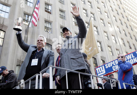 New York Giants Eli Manning und Steve Tisch reagieren, wenn der Schwimmer den Weg hinunter in die Schlucht der Helden für die Riesen Sieg ticker tape Parade 2 Tage nach New York Giants besiegten die New England Patriots im Super Bowl XLVI in New York City am 7. Februar 2012. UPI/John angelillo Stockfoto