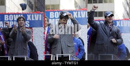 New York Giants Eli Manning Fänge einen Hut von einem Ventilator, legt es auf und reagiert dann, wenn der Schwimmer macht seinen Weg hinunter in die Schlucht der Helden für die Riesen Sieg ticker tape Parade 2 Tage nach New York Giants besiegten die New England Patriots im Super Bowl XLVI in New York City am 7. Februar 2012. UPI/John angelillo Stockfoto