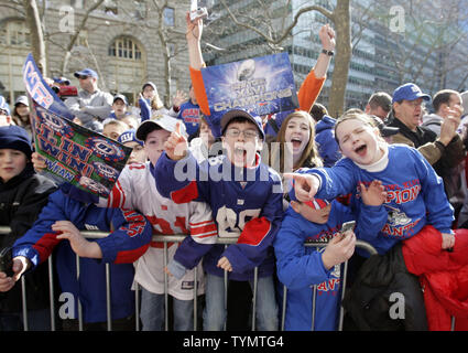 Fans reagieren und Schilder halten als Schwimmer die New York Giants Fahrten nach Durchführung der Schlucht des Helden für die Riesen Sieg ticker tape Parade 2 Tage nach New York Giants besiegten die New England Patriots im Super Bowl XLVI in New York City am 7. Februar 2012. UPI/John angelillo Stockfoto