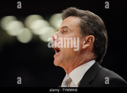 Louisville Cardinals Head Coach Rick Pitino ruft zu seinen Spielern in der ersten Hälfte gegen die Seton Hall Piraten am NCAA Basketball Championship Big East im Madison Square Garden in New York City am 7. März 2012. UPI/John angelillo Stockfoto