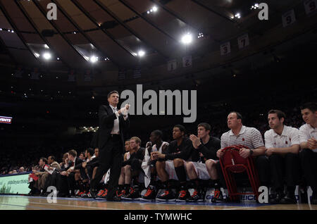 Louisville Cardinals Head Coach Rick Pitino geht die Bank in der ersten Hälfte gegen die Seton Hall Piraten am NCAA Basketball Championship Big East im Madison Square Garden in New York City am 7. März 2012. UPI/John angelillo Stockfoto