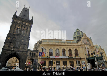 Gotischen Pulverturm und das Gemeindehaus, Prag, Tschechische Republik Stockfoto