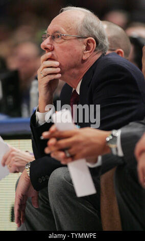 Syrakus' Head Coach Jim Boeheim beobachtet, wie seine Mannschaft auf Cincinnati in semi-finale Aktion am NCAA Basketball Championship Big East im Madison Square Garden in New York City am 9. März 2012. UPI/Monika Graff Stockfoto