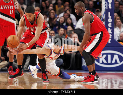 New York Knicks Jeremy Lin kämpft für ein verlieren Kugel zwischen den Portland Trail Blazers Raymond Felton und Nicolas Batum im ersten Quartal im Madison Square Garden in New York City am 14. März 2012. New York Knicks Mike Woodson Trainer in seinem ersten Spiel als Head Coach Mike D'Antoni ersetzen. UPI/John angelillo Stockfoto