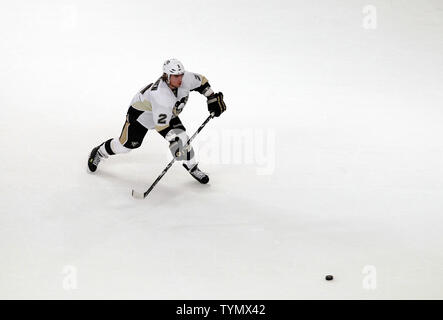 Pittsburgh Penguins Matt Niskanen skates zu den losen Kobold in der ersten Periode gegen die New York Rangers im Madison Square Garden in New York City am 15. März 2012. UPI/John angelillo Stockfoto