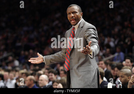 Toronto Raptors Head Coach Dwane Casey reagiert bei einem Spieler im ersten Viertel gegen die New York Knicks im Madison Square Garden in New York City am 20. März 2012. UPI/John angelillo Stockfoto