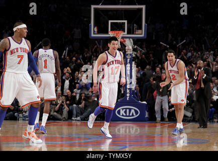 New York Knicks Carmelo Anthony, Amar'e Stoudemire, Jeremy Lin Landry Felder und Head Coach Mike Woodson reagieren, wenn die Toronto Raptors eine Auszeit im vierten Quartal Anruf im Madison Square Garden in New York City am 20. März 2012. Die Knicks besiegten die Raptors 106-87. UPI/John angelillo Stockfoto
