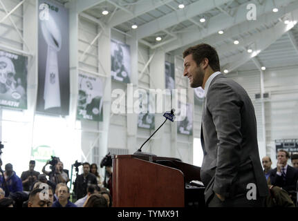 Tim Tebow spricht bei einer Pressekonferenz im New York Jets Praxis-Service in Florham Park, New Jersey am 26. März 2012. Die New York Jets abgeschlossen ein Handel mit den Denver Broncos letzte Woche senden Tebow zu den Düsen. UPI/John angelillo Stockfoto