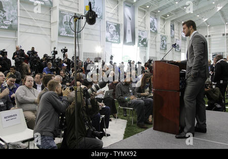 Tim Tebow spricht bei einer Pressekonferenz im New York Jets Praxis-Service in Florham Park, New Jersey am 26. März 2012. Die New York Jets abgeschlossen ein Handel mit den Denver Broncos letzte Woche senden Tebow zu den Düsen. UPI/John angelillo Stockfoto