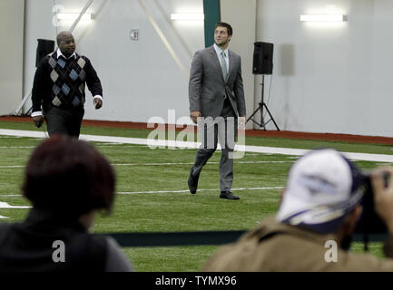 Tim Tebow geht in auf einer Pressekonferenz in der New York Jets Praxis-Service in Florham Park, New Jersey am 26. März 2012. Die New York Jets abgeschlossen ein Handel mit den Denver Broncos letzte Woche senden Tebow zu den Düsen. UPI/John angelillo Stockfoto