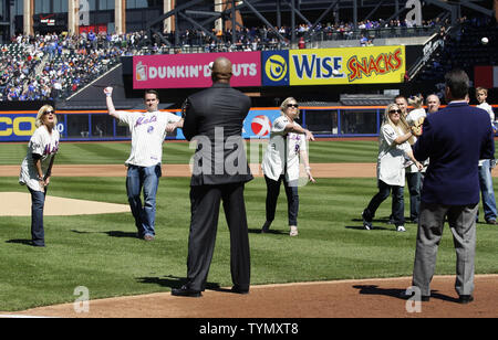 Familie Mitglieder der Hall of Fame Mets Spieler Gary Carter werfen den ersten Pitch vor der New York Mets den Atlanta Braves am Eröffnungstag an Citi Field in New York City am 5. April 2012 spielen. UPI/John angelillo Stockfoto