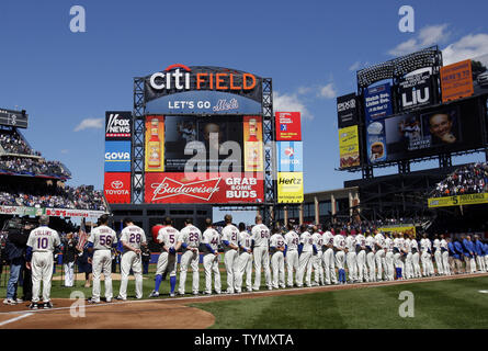 New York Mets Spieler bis auf die erste Base Line und Gary Carter, die früher im Jahr verstrichen, bevor der New York Mets den Atlanta Braves am Eröffnungstag an Citi Field in New York City am 5. April 2012 Spielen erinnern. UPI/John angelillo Stockfoto