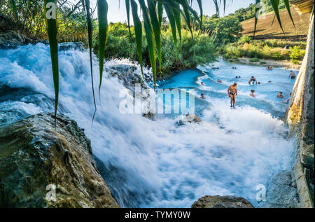 Cascate del Mulino, sulphoric Thermalwasser cascading auf dem Gelände einer alten Mühle in der Nähe von Saturnia Minicipality von Manciano, Toskana, Italien Stockfoto