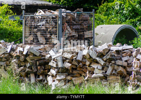 Brennholz wird in Containern für einen kalten Winter vorbereitet zu sein verpackt Stockfoto