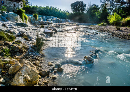 Cascate del Mulino, sulphoric Thermalwasser cascading auf dem Gelände einer alten Mühle in der Nähe von Saturnia Minicipality von Manciano, Toskana, Italien Stockfoto