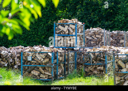 Brennholz wird in Containern für einen kalten Winter vorbereitet zu sein verpackt Stockfoto