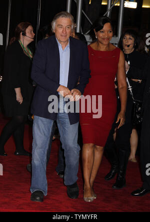 Robert DeNiro kommt für die Premiere von "Der" Fünf-jahres-Engagement" bei der Eröffnung der Nacht des Tribeca Film Festival im Ziegfeld Theater in New York am 18. April 2012. UPI/Laura Cavanaugh Stockfoto