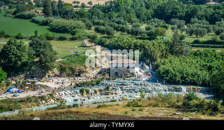 Cascate del Mulino, sulphoric Thermalwasser cascading auf dem Gelände einer alten Mühle in der Nähe von Saturnia Minicipality von Manciano, Toskana, Italien Stockfoto