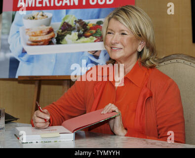 Martha Stewart zeichen American ihr neues Kochbuch 'Martha Essen' am Williams-Sonoma Store in Columbus Circle am 24. April 2012 in New York City. UPI/Monika Graff Stockfoto