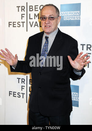 Alan Dershowitz kommt für das Tribeca Film Festival Premiere von "Messer" an BMCC Tribeca PAC in New York am 25. April 2012 kämpfen. UPI/Laura Cavanaugh Stockfoto