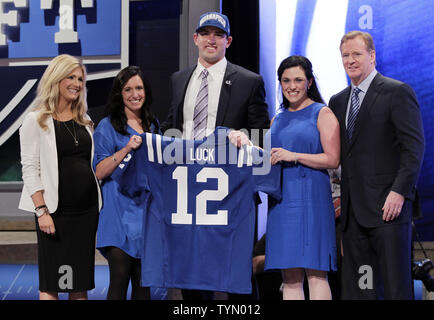 NFL Beauftragter Roger Goodell steht mit der Stanford University quarterback Andreas Glück und seine Familie nach der Indianapolis Colts Glück wie der #1 Pick Overall in der NFL Draft 2012 in der Radio City Music Hall in New York City am 26. April 2012 statt. UPI/John angelillo Stockfoto