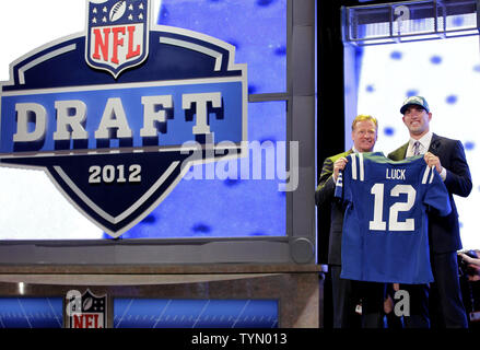 NFL Beauftragter Roger Goodell steht mit der Stanford University quarterback Andreas Glück nach der Indianapolis Colts Glück wie der #1 Pick Overall in der NFL Draft 2012 in der Radio City Music Hall in New York City am 26. April 2012 statt. UPI/John angelillo Stockfoto