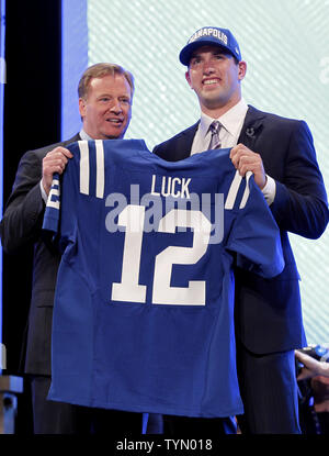 NFL Beauftragter Roger Goodell steht mit der Stanford University quarterback Andreas Glück nach der Indianapolis Colts Glück wie der #1 Pick Overall in der NFL Draft 2012 in der Radio City Music Hall in New York City am 26. April 2012 statt. UPI/John angelillo Stockfoto