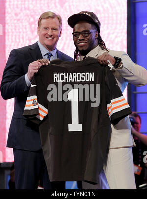 Alabama zurück laufen Trent Richardson hält ein Cleveland Jersey und steht neben NFL Beauftragter Roger Goodell nach Cleveland Browns ihn als Nr. 3 Pick im NFL Draft 2012 in der Radio City Music Hall in New York City am 26. April 2012 auswählen. UPI/John angelillo Stockfoto