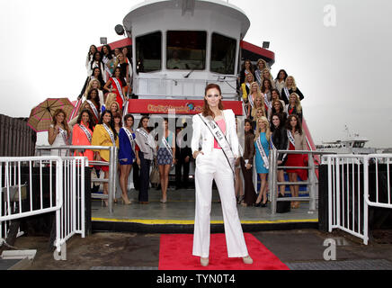 2012 Fräulein USA Kandidaten und regierende Miss USA Alyssa Campanella stand auf dem Boot und Deck vor der Dämmerung Kreuzfahrt auf CitySightseeing in New York City am 8. Mai 2012. UPI/John angelillo Stockfoto