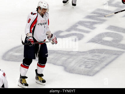 Washington Capitals Alex Ovechkin skates aus dem Eis in der ersten Periode gegen die New York Rangers in Spiel 7 der Eastern Conference Halbfinale der Stanley Cup Playoffs im Madison Square Garden in New York City am 12. Mai 2012. Die Förster besiegt die Hauptstädte 2-1 und voraus der Eastern Conference Finals. UPI/John angelillo Stockfoto