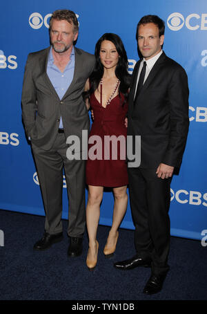 Aidan Quinn, Lucy Liu und Jonny Lee Miller der CBS Show Elementare kommen an der CBS Upfronts am Lincoln Center in New York City am 16. Mai 2012. UPI/John angelillo Stockfoto