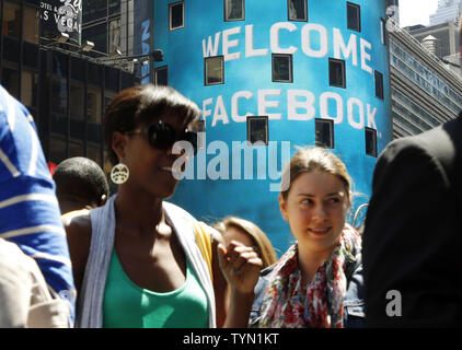 Ein Zuschauer zu Fuß in der Nähe der die Nasdaq Gebäude am Tag der Facebook IPO am Times Square in New York City am 18. Mai 2012. Facebook beginnt Handel öffentlich zum ersten Mal heute unter dem Symbol (FB). UPI/John angelillo Stockfoto