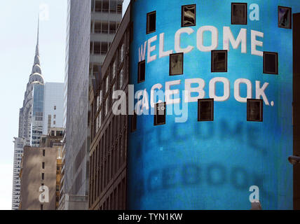 Das Chrysler Building steht in der Nähe der Nasdaq Gebäude am Tag der Facebook IPO am Times Square in New York City am 18. Mai 2012. Facebook beginnt Handel öffentlich zum ersten Mal heute unter dem Symbol (FB). UPI/John angelillo Stockfoto