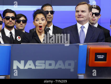 Nicole Scherzinger und NASDAQ Executive Vice President Bruce Aust reagieren vor dem Klingeln der öffnung Glocke bei der Förderung der Film "Men in Black III an der NASDAQ am Times Square in New York City am 23. Mai 2012. UPI/John angelillo Stockfoto