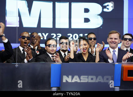 Nicole Scherzinger und NASDAQ Executive Vice President Bruce Aust reagieren vor dem Klingeln der öffnung Glocke bei der Förderung der Film "Men in Black III an der NASDAQ am Times Square in New York City am 23. Mai 2012. UPI/John angelillo Stockfoto