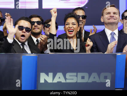 Nicole Scherzinger und NASDAQ Executive Vice President Bruce Aust reagieren vor dem Klingeln der öffnung Glocke bei der Förderung der Film "Men in Black III an der NASDAQ am Times Square in New York City am 23. Mai 2012. UPI/John angelillo Stockfoto