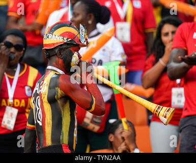 Kairo, Ägypten. 26 Juni, 2019. Ugandische Fans während der Fußball-Afrikameisterschaft 2019 Match zwischen Simbabwe und Uganda im Cairo International Stadium in Kairo, Ägypten. Ulrik Pedersen/CSM/Alamy leben Nachrichten Stockfoto