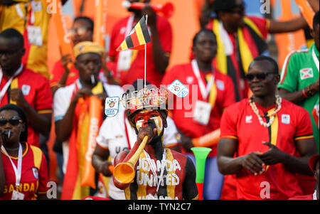 Kairo, Ägypten. 26 Juni, 2019. Ugandische Fans während der Fußball-Afrikameisterschaft 2019 Match zwischen Simbabwe und Uganda im Cairo International Stadium in Kairo, Ägypten. Ulrik Pedersen/CSM/Alamy leben Nachrichten Stockfoto