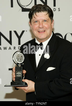 Michael McGrath posiert für die Fotografen nach dem Gewinn der 2012 Tony Award für die beste Leistung durch einen Schauspieler in einer Empfohlene Rolle in einem Musical" für seine Leistung in "schöne Arbeit wenn Sie können es erhalten." Während die 66. jährliche Tony Awards im Beacon Theatre am 10. Juni statt, 2012 in New York City. UPI/Monika Graff Stockfoto