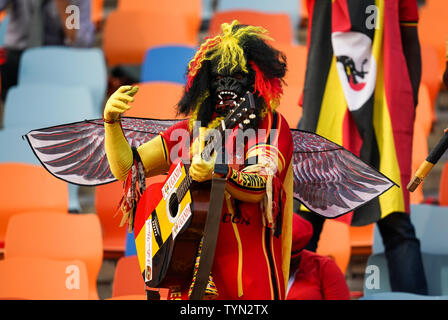 Kairo, Ägypten. 26 Juni, 2019. Ugandische Fans während der Fußball-Afrikameisterschaft 2019 Match zwischen Simbabwe und Uganda im Cairo International Stadium in Kairo, Ägypten. Ulrik Pedersen/CSM/Alamy leben Nachrichten Stockfoto