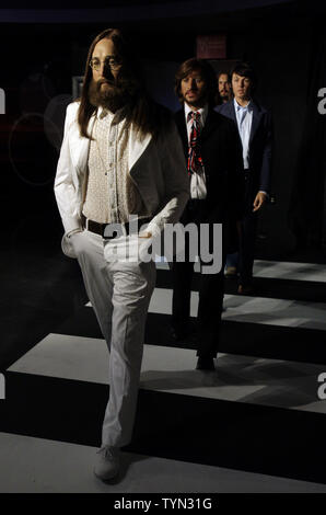 Wachsfiguren John Lennon, Ringo Star, Paul McCartney und George Harrison von den Beatles gestellt werden die Abbey Road Album Cover auf 70 McCartney's Geburtstag bei Madame Tussauds in New York City am 14. Juni 2012 neu zu erstellen. UPI/John angelillo Stockfoto