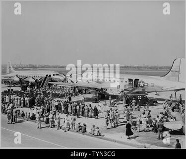 Zwei Flugzeuge und eine Masse für die Taufe von Bess Truman der Flugzeuge gesammelt. Stockfoto