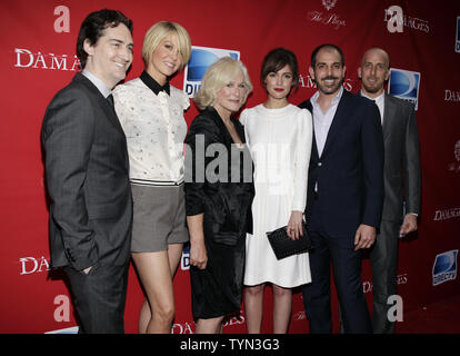 Daniel Zelman, Jenna Elfman, Glenn Close, Rose Byrne, Glenn Kessler und Todd A. Kessler kommen in der Saison 5 Premiere von Schäden an der Pariser Theater in New York City am 28. Juni 2012. UPI/John angelillo Stockfoto